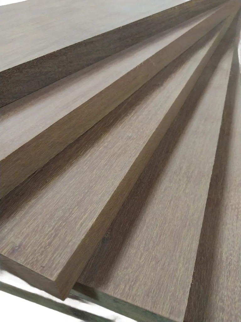 TABLA DE MADERA LAPACHO ASERRADA 200MM X 1 3/4" ESP (copia)